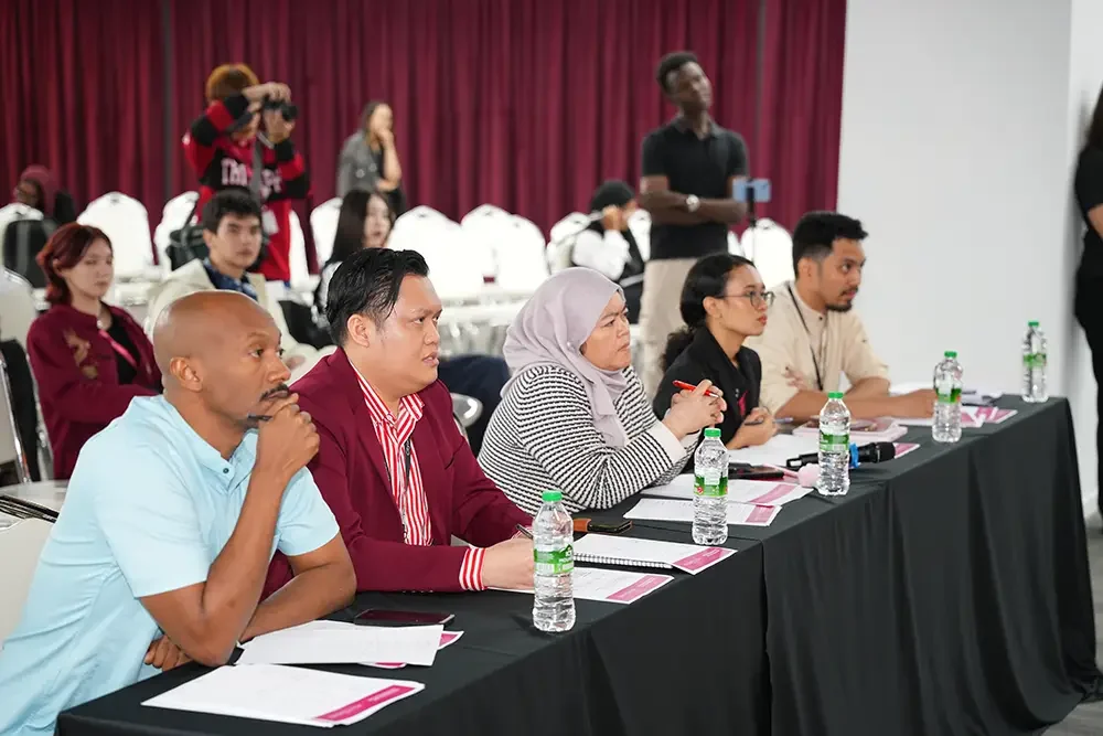The line of Judges. From the left : Ashraf Ataia , Head of the Sudanese community of Malaysia, Azlan Airpin, Acting Dean Faculty of Engineering; Joan Aubrey Johannes, Lecturer CLS; Sallina Mohamed Salim, Deputy Registrar City University Malaysia; Simi Anak Gendi, Senior Lecturer, Faculty of Business & Management. The line of Judges. From the left : Ashraf Ataia , Head of the Sudanese community of Malaysia, Azlan Airpin, Acting Dean Faculty of Engineering; Joan Aubrey Johannes, Lecturer CLS; Sallina Mohamed Salim, Deputy Registrar City University Malaysia; Simi Anak Gendi, Senior Lecturer, Faculty of Business & Management.