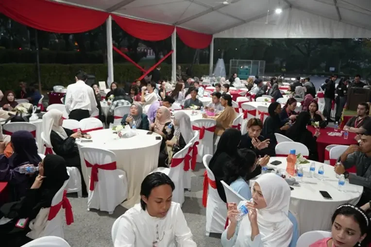 Students breaking fast Students breaking fast